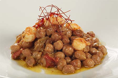 Slow cooked “sigomageiremena” chickpeas and shrimp